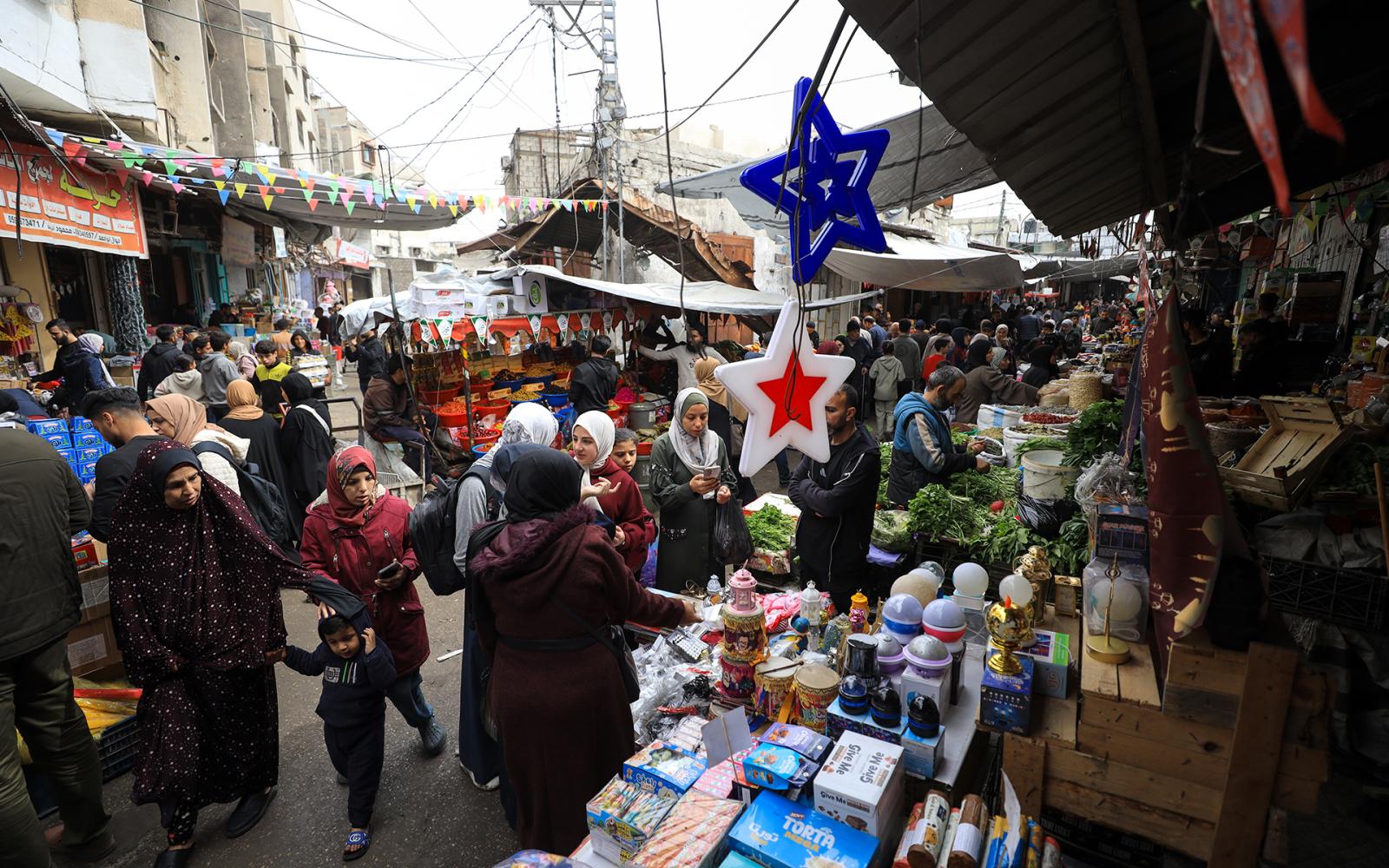 غزة تحتفل برمضان الأول بعد الهدنة: أمل يتجدد بين الركام وإصرار على الحياة