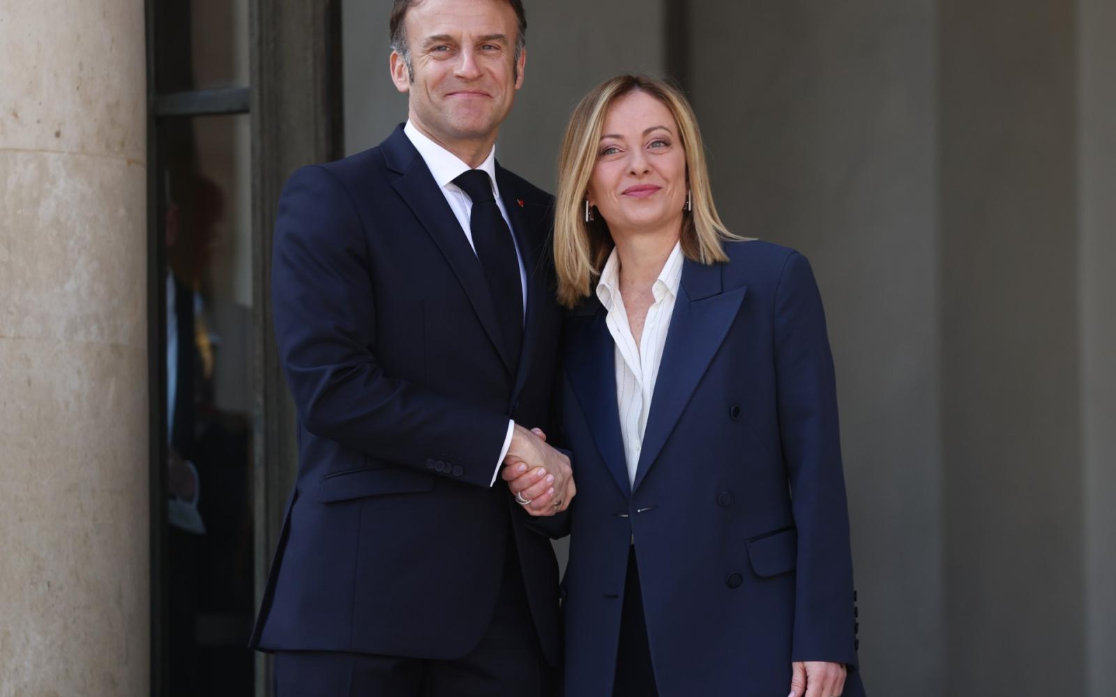 ميلوني وماكرون سجال سياسي حاد حول مقتل ناشط يميني في فرنسا وتهمة التدخل