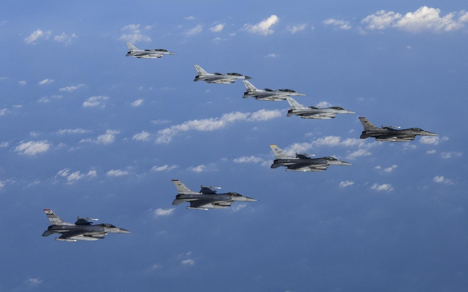 مواجهة جوية قصيرة بين مقاتلات أمريكية وصينية فوق البحر الأصفر تثير التوتر الإقليمي