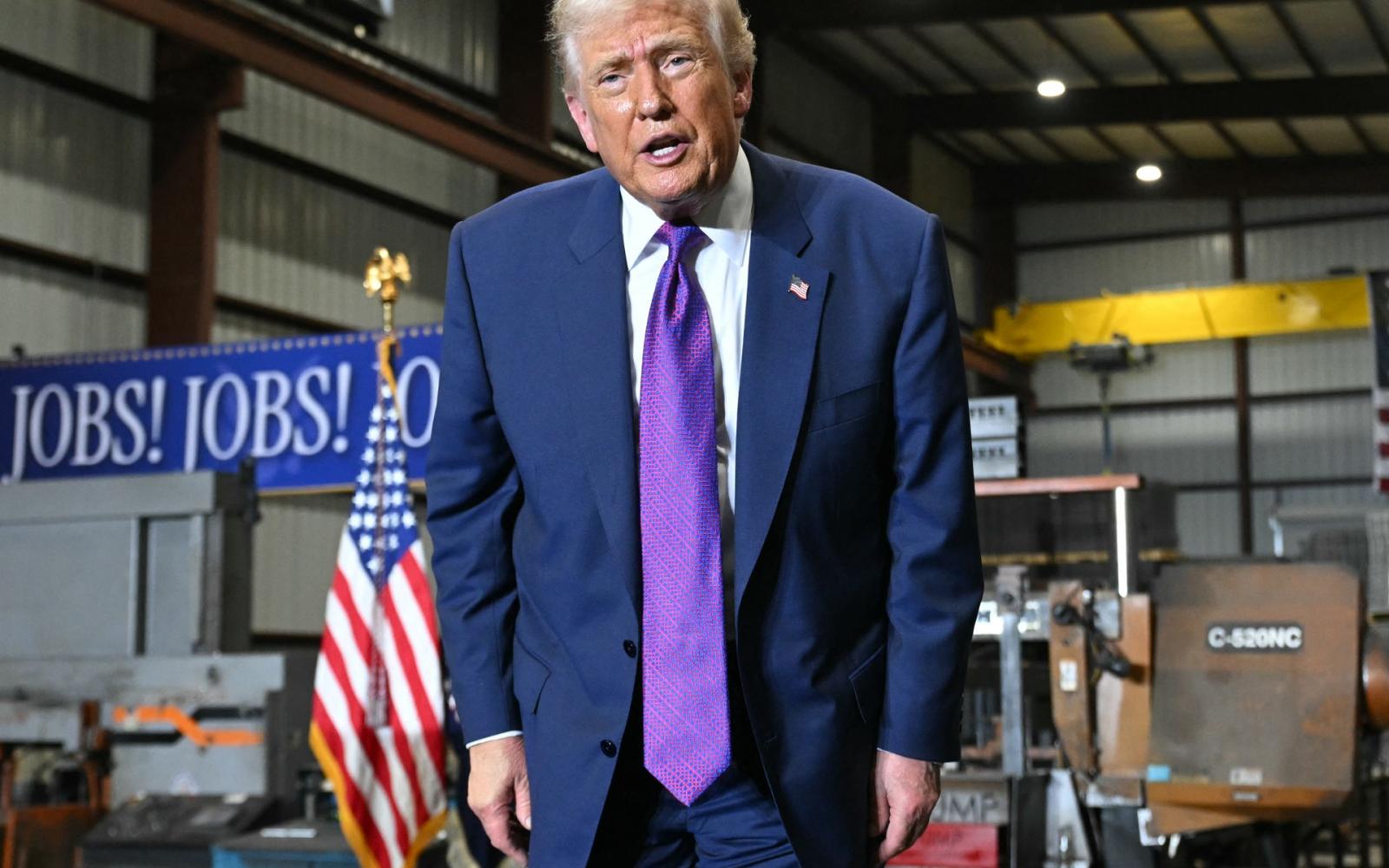 ترمب يشعل الجدل: يعلن كشف ملفات "الكائنات الفضائية" وينتقد تسريبات أوباما