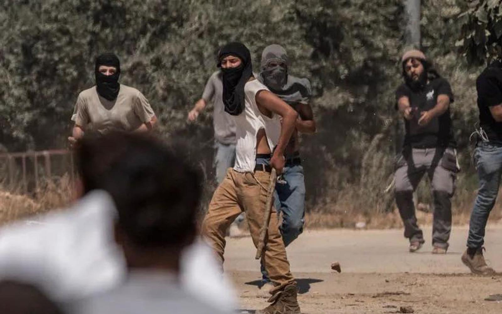 مستوطنون يشنون هجوماً على منازل الفلسطينيين في المزرعة الشرقية وإطلاق نار على الشبان