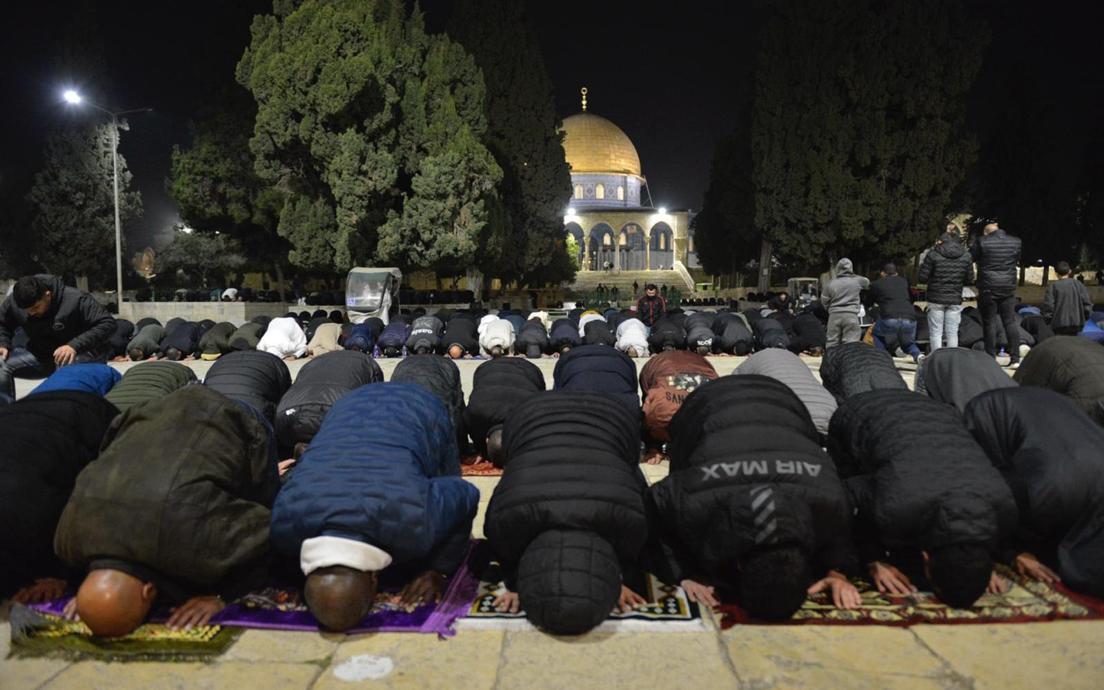 رغم القيود الإسرائيلية: 80 ألف مصلٍّ يؤدون صلاة الجمعة الأولى في الأقصى المبارك