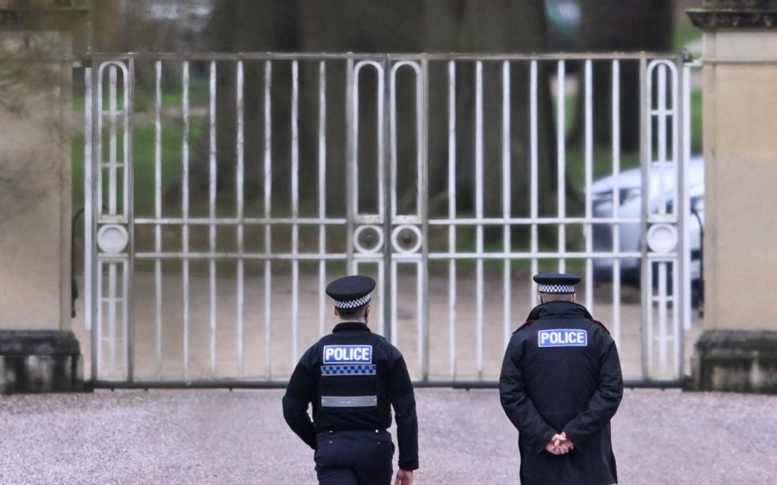 الشرطة البريطانية تداهم قصر الأمير آندرو وتستمر في التحقيق بفضيحة إبستين