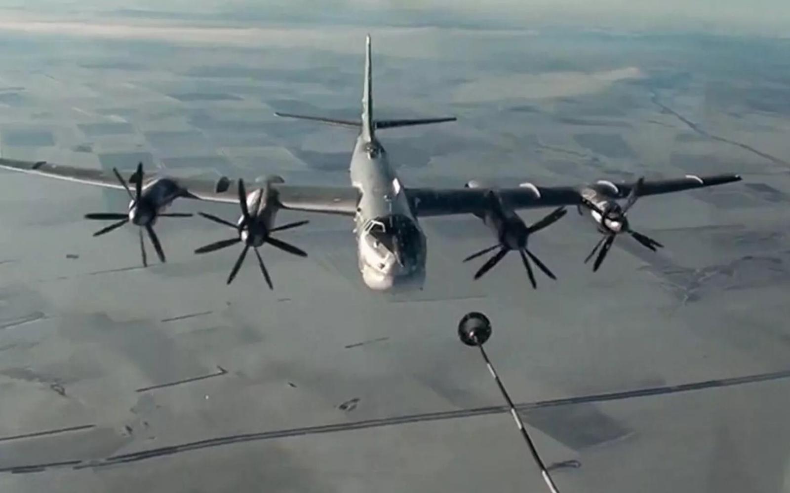 قاذفات روسية تحلق 14 ساعة فوق بحر بيرينغ: استعراض قوة في سماء المياه المحايدة