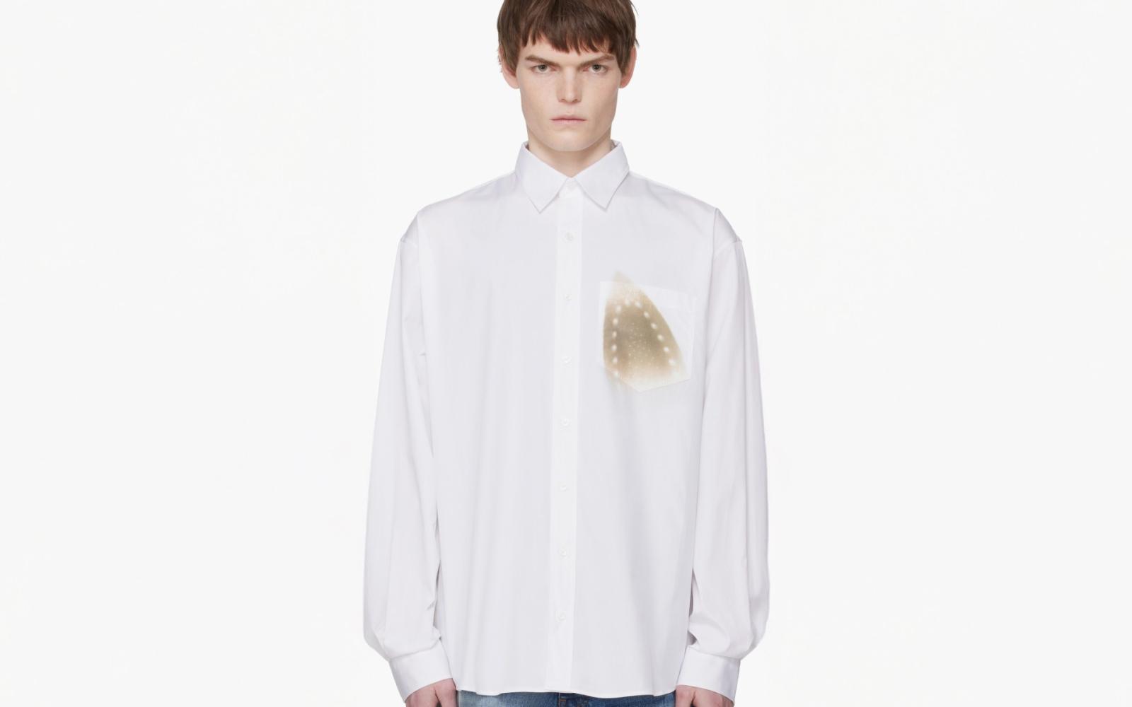 "وايت أيرونينغ بيرن" يشعل مواقع التواصل: قميص بـ 1139 دولاراً يثير جدلاً حول جنون الموضة