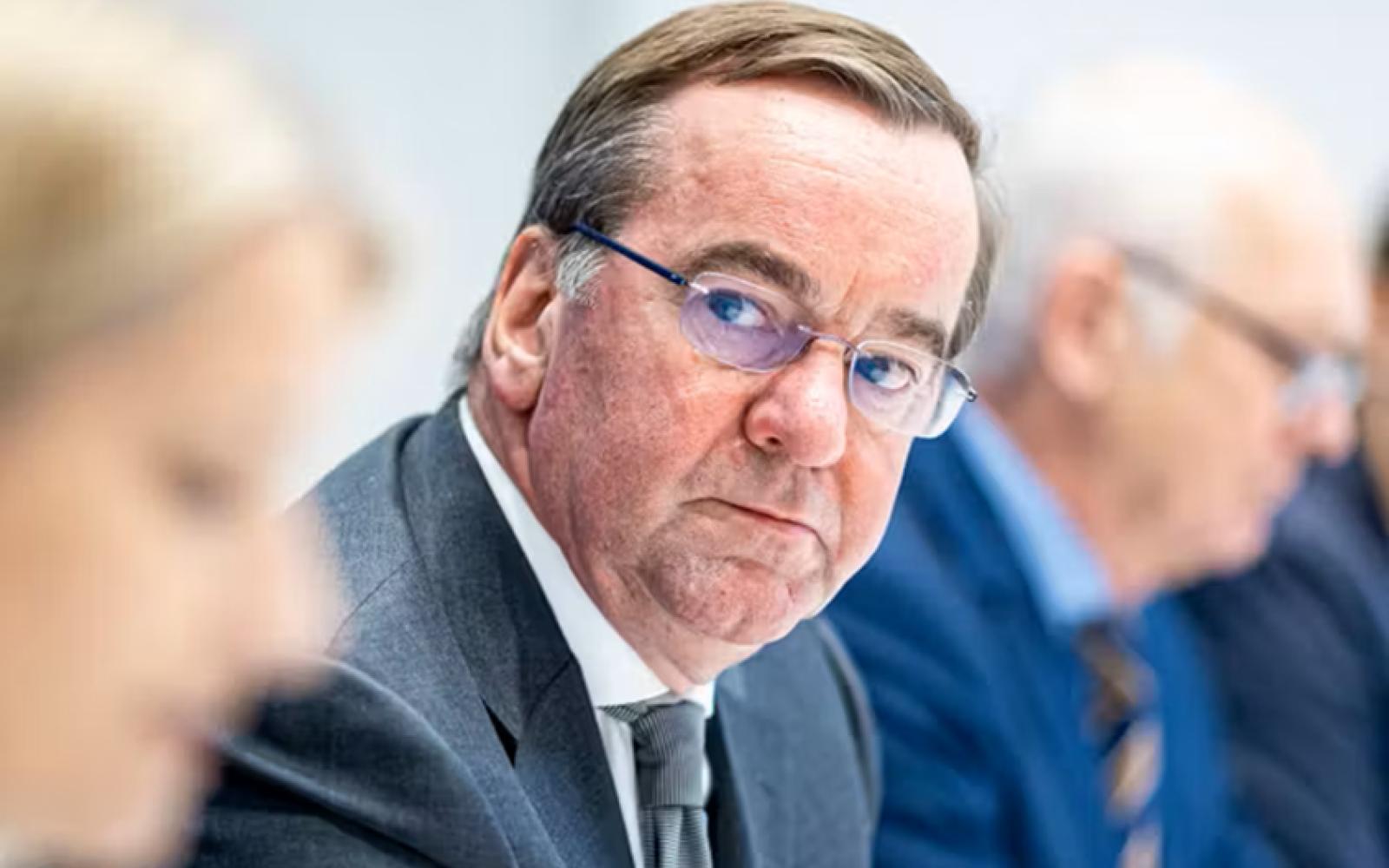 وزير الدفاع الألماني ينفي حيازة بلاده أسلحة نووية وسط مباحثات حول الردع الأوروبي