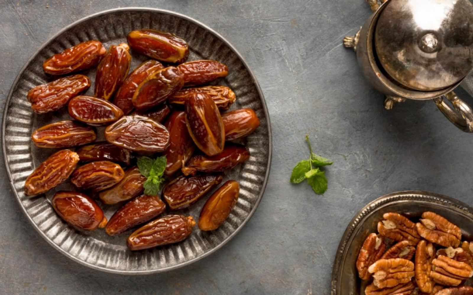 كيمياء السكر في رمضان: لماذا يفضل الأطباء التمر على العصائر لمرضى السكري؟