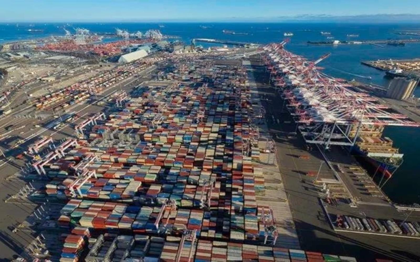 ميناء لوس أنجلوس يتوقع انتعاشاً في حركة الشحن بعد إلغاء الرسوم الجمركية: فرصة أمريكية