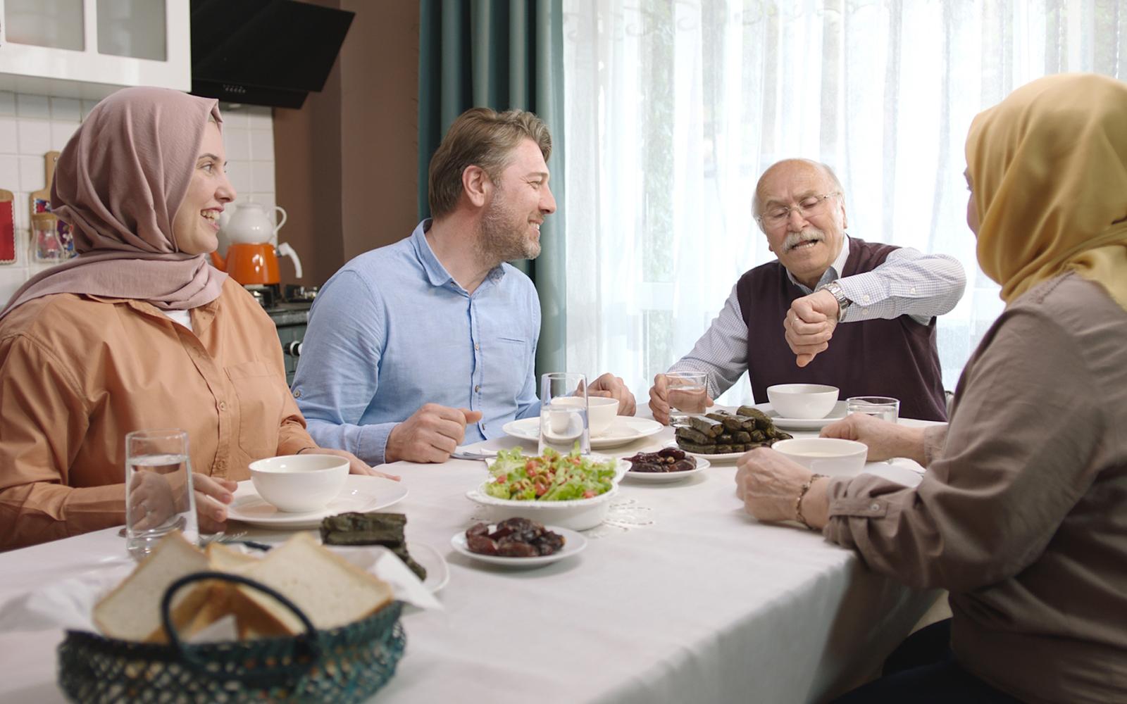 إتيكيت الضيافة الرمضانية لكبار السن: كيف نجعل عزومات رمضان تجربة مميزة ومريحة؟