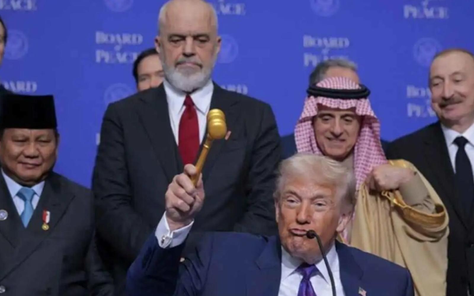 ترامب يثير جدلاً واسعًا بعد "سرقة" مطرقة ذهبية من مجلس السلام.. واتهامات بالسرقة تلاحقه