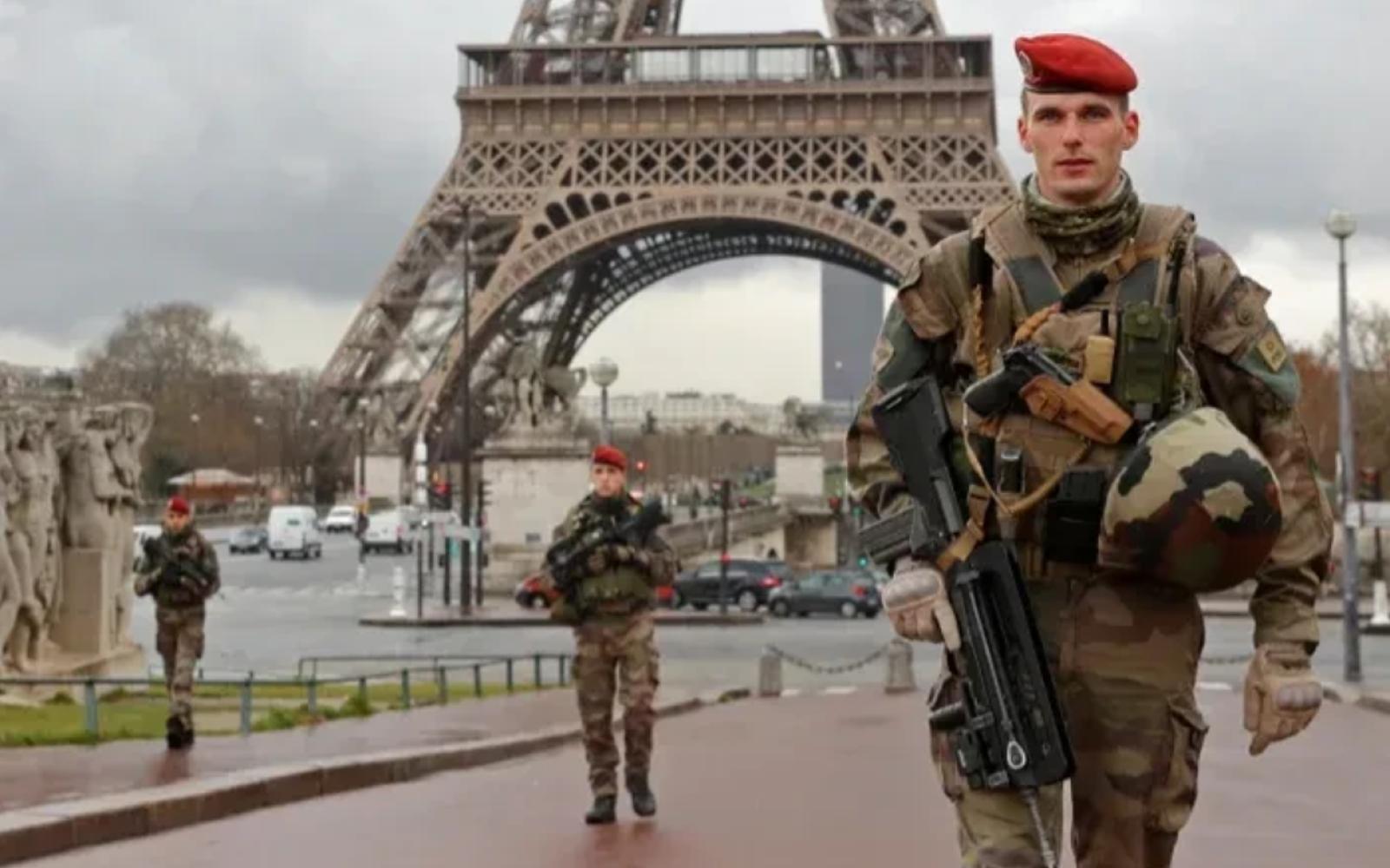 مقتل جندي فرنسي برصاصة طائشة في ثكنة عسكرية قرب باريس: تحقيق وتوقيف جنود