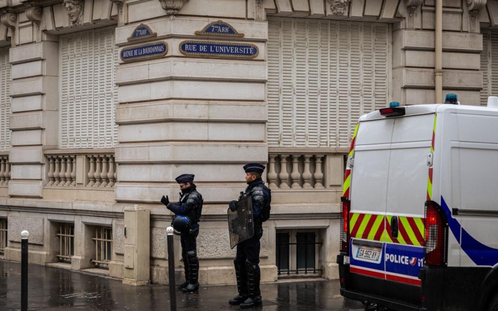 السلطات الفرنسية تعتقل مراهقين بتهمة التخطيط لهجمات إرهابية محتملة وسط حالة تأهب أمني