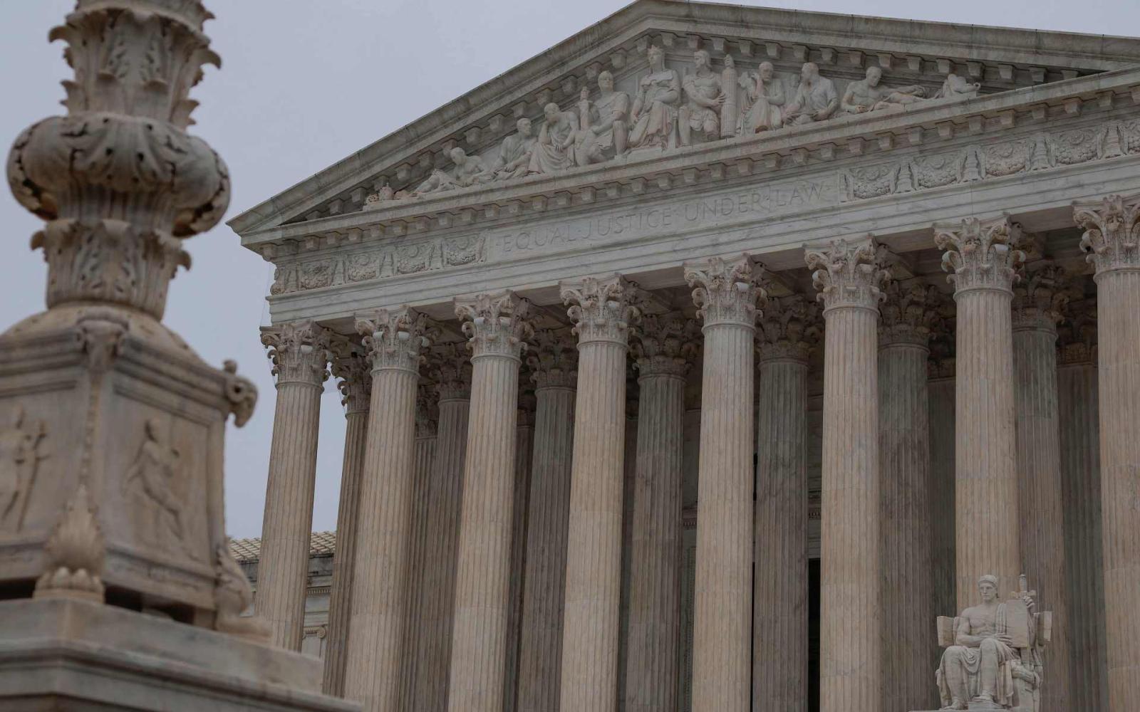 المحكمة العليا تضيّق الخناق على ترمب: 5 بدائل لمواصلة حربه التجارية بعد قرارها الأخير