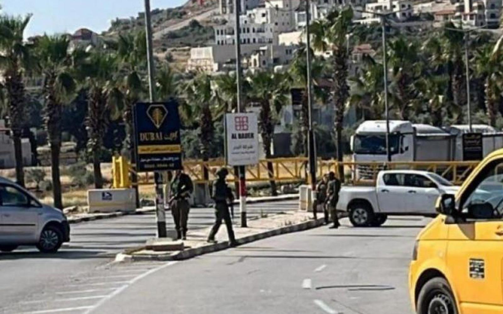 الاحتلال يغلق مدخل ترمسعيا شمال رام الله: تضييق جديد على الفلسطينيين وتعطيل للحركة