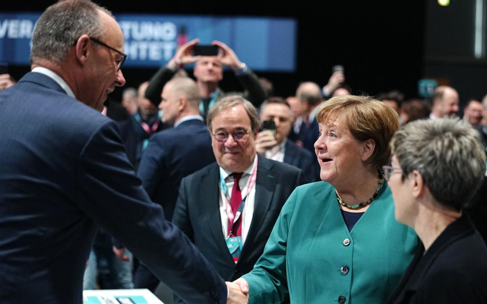 ميركل تغادر قبل إعلان فوز ميرتس: هل فاتها الانتصار بسبب قطار برلين؟