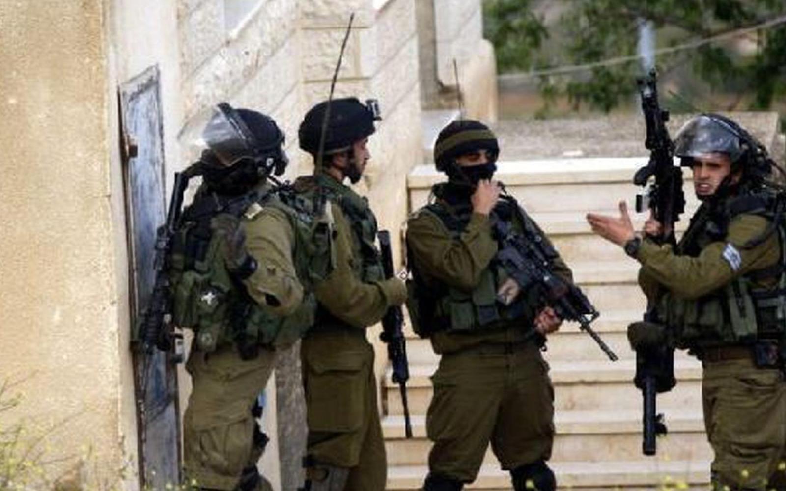 الاحتلال يصادر عشرات المركبات في عناتا بالقدس ويهدد بتشريد العائلات وتهديم المنازل