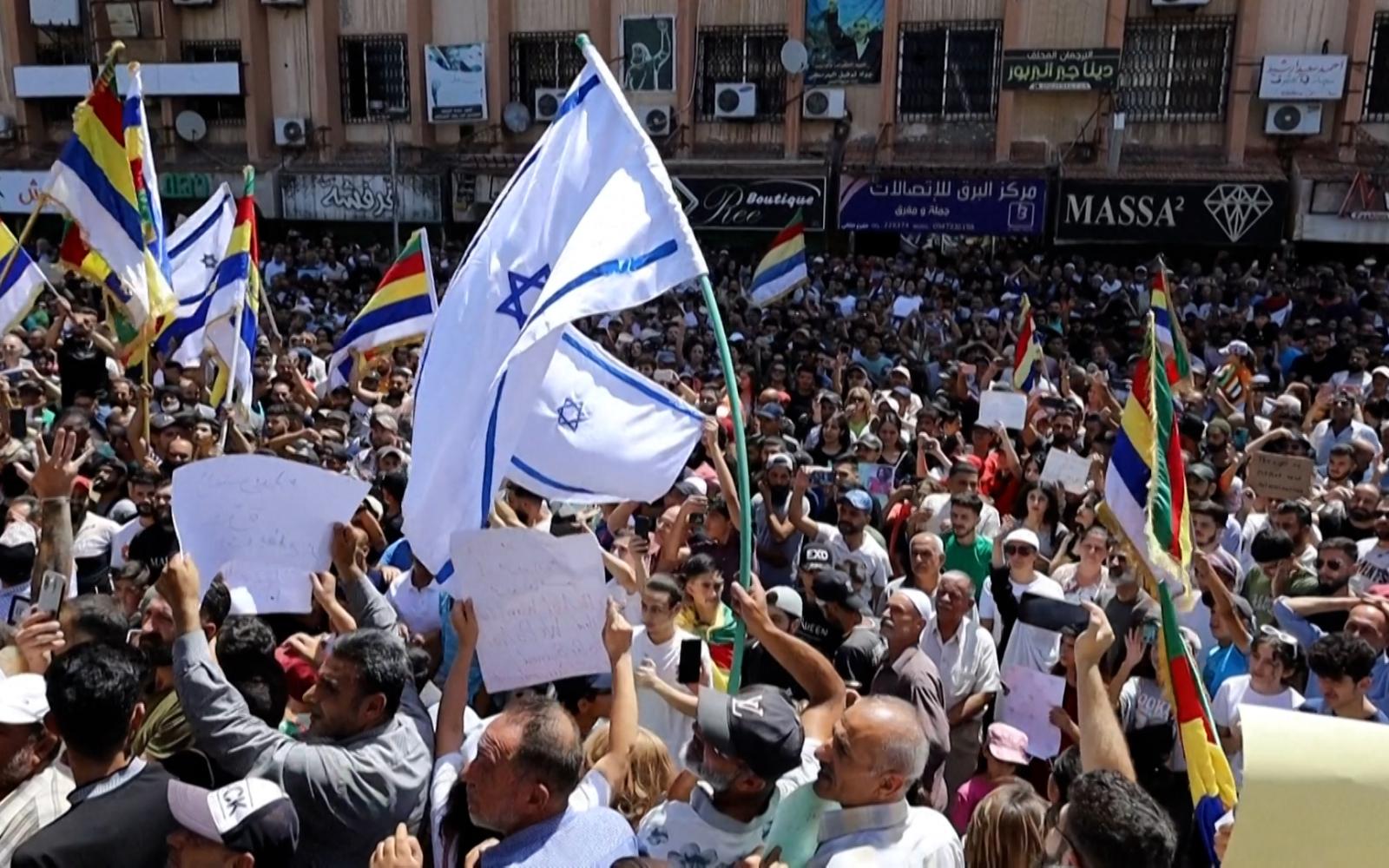 فيديو مضلل يشعل التوتر في الجنوب السوري: رفع العلم الإسرائيلي في بصرى الشام يثير الجدل