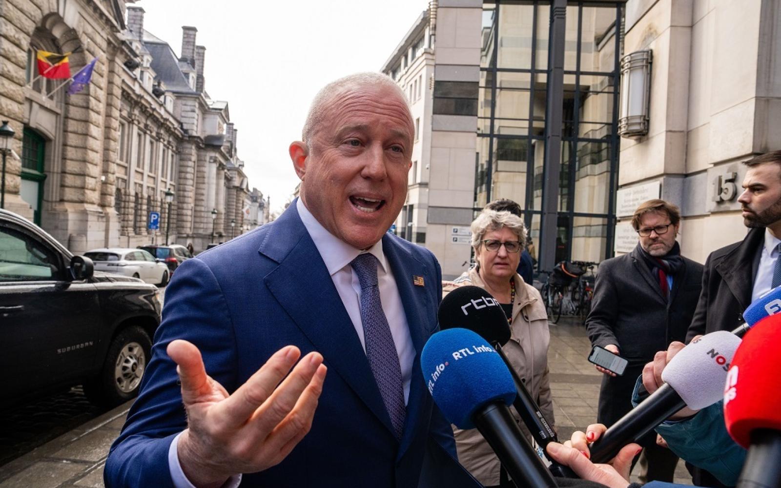 أزمة دبلوماسية: سفير أمريكي يتهم بلجيكا بمعاداة السامية على خلفية قضية ختان يهودية