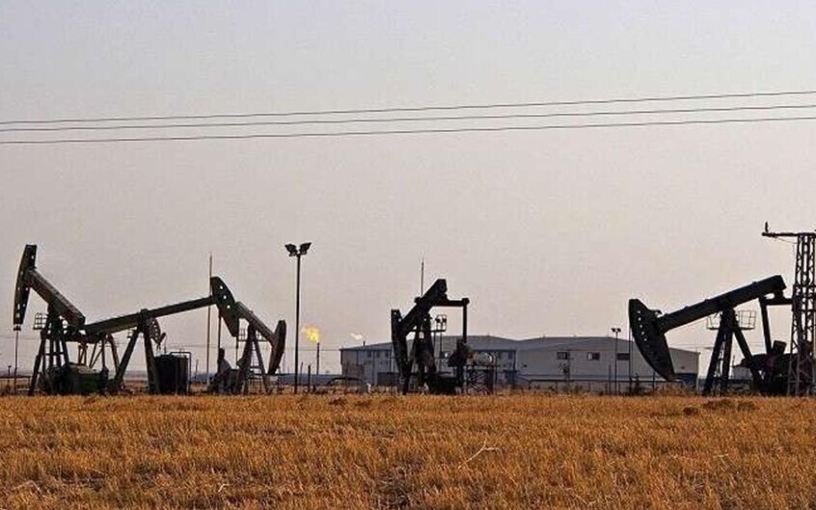 "قسد" تنقل معدات نفطية ثقيلة من حقول رميلان السورية إلى شمال العراق عبر معبر سيميلكا