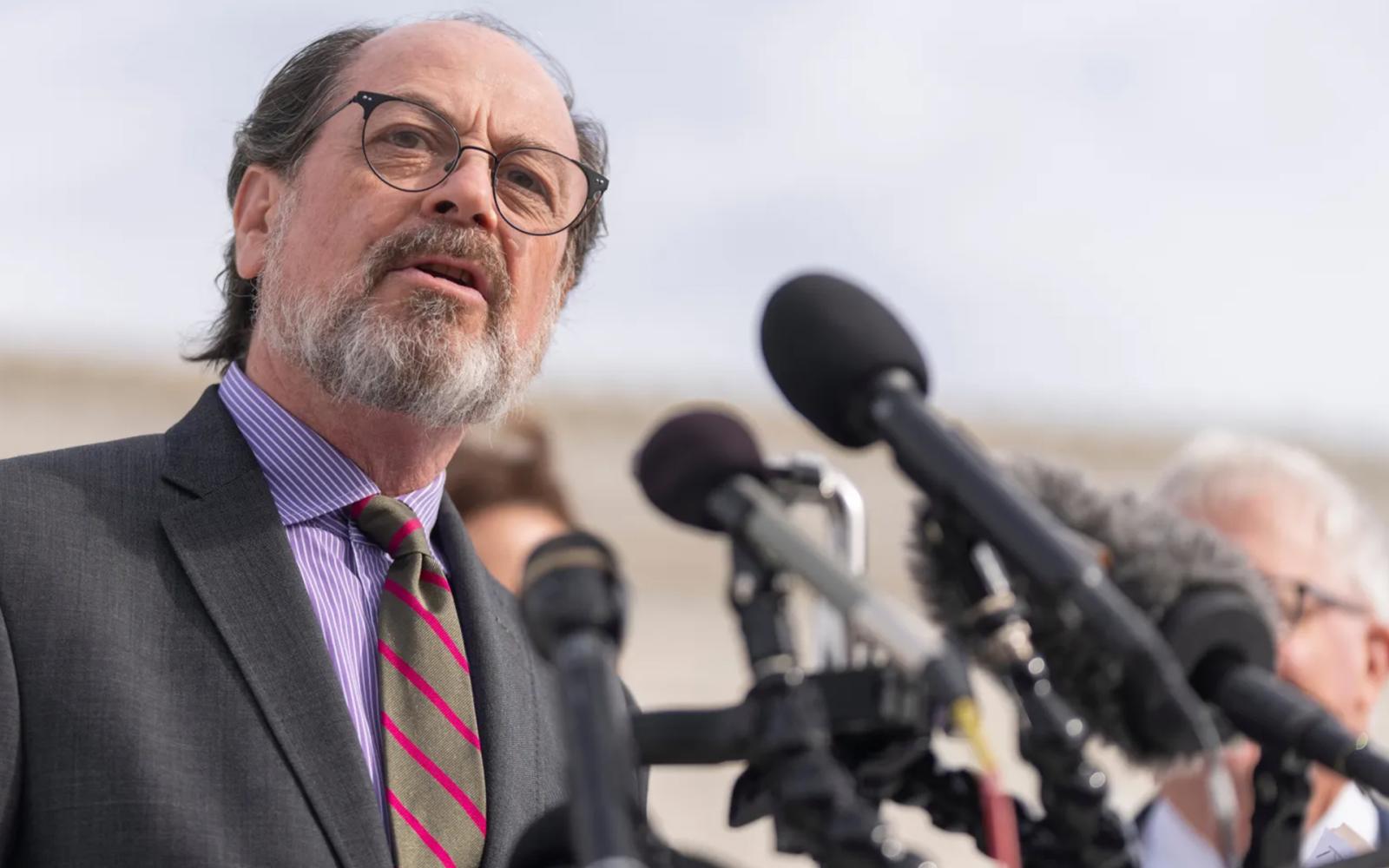 ترمب يفرض رسوماً جمركية عالمية جديدة بعد هزيمته القضائية.. وصاحب شركة نبيذ يكسر جبروته