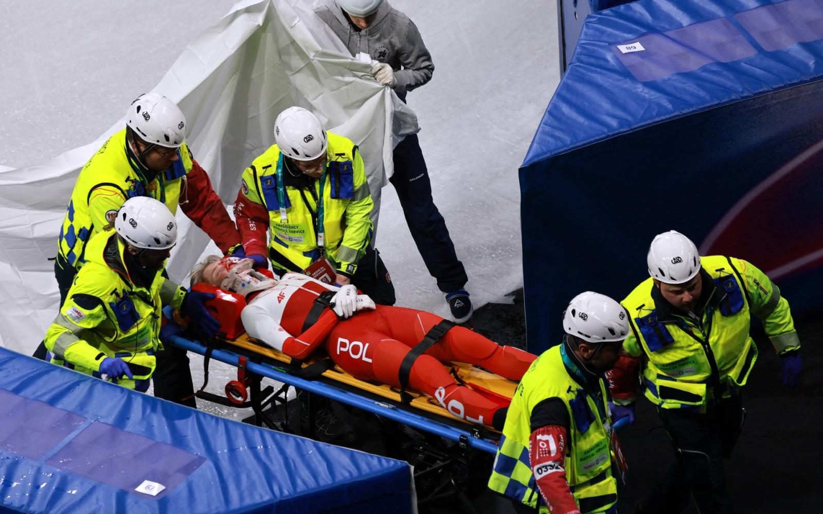 إصابة مروعة في الأولمبياد: شفرة حذاء تزلج تنهي مشاركة متزلجة بولندية بسباق ميلانو