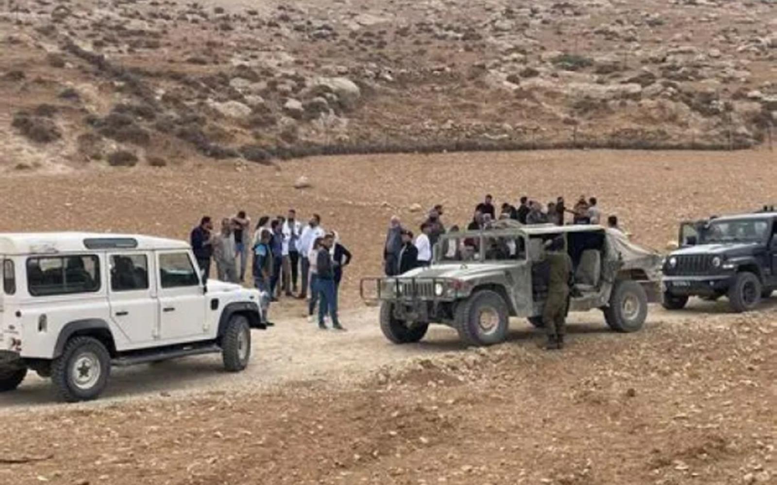 اعتداء وحشي: مستوطنون يرتدون زي جنود يعتدون على مُسن ونجله جنوب الخليل ويعتقلون الابن