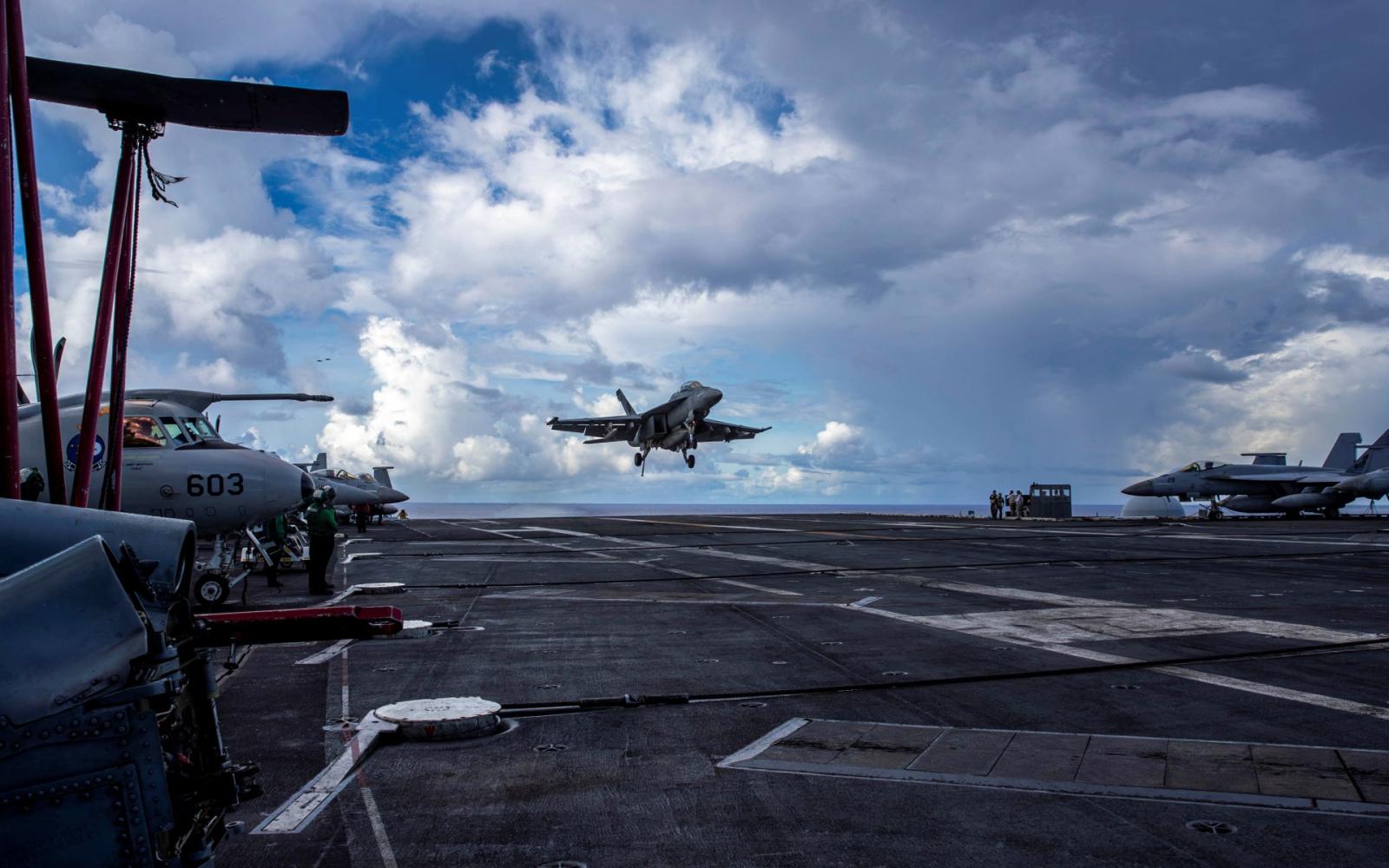 توترات متصاعدة: أمريكا تحشد قواتها في الخليج وتستعد لضربات ضد قيادات إيرانية