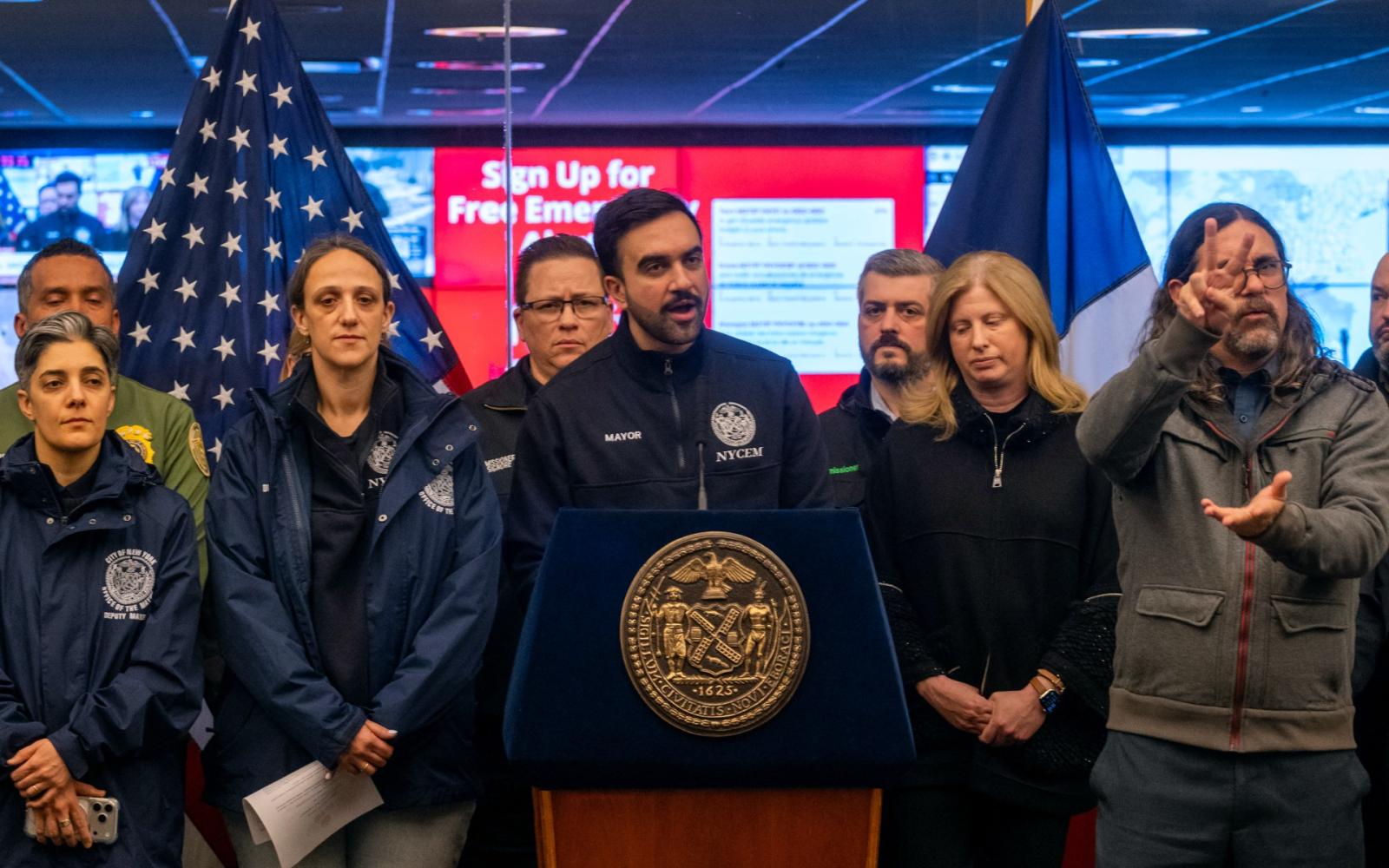 رئيس بلدية نيويورك يعلن حالة الطوارئ ويغلق شبكة المواصلات استعداداً لعاصفة ثلجية تاريخية