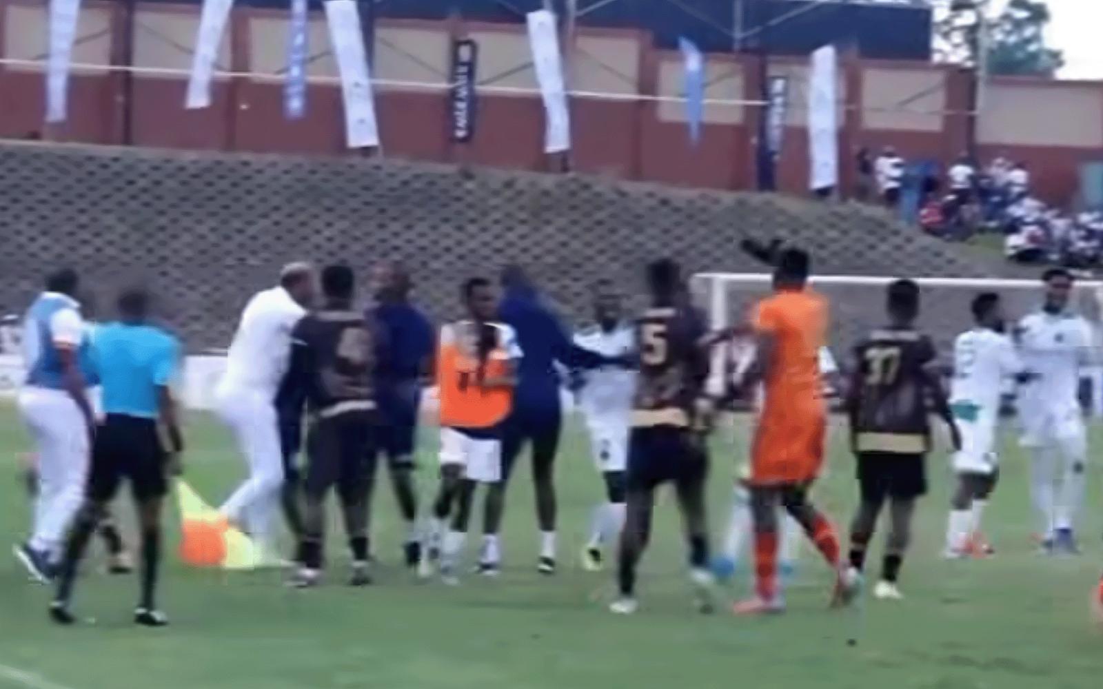 فوضى عارمة واعتداء على الحكم: جماهير غاضبة تقتحم الملعب بعد هدف قاتل في إسواتيني