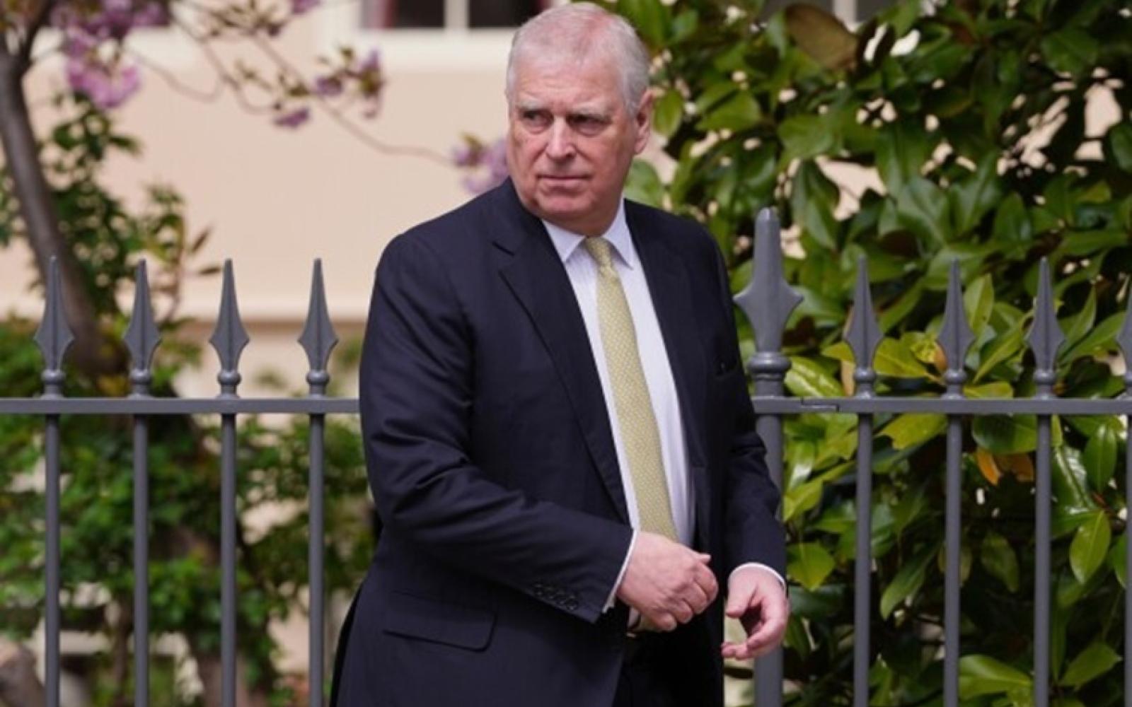 نشطاء يعلقون صورة اعتقال الأمير أندرو في متحف اللوفر بباريس في خطوة رمزية