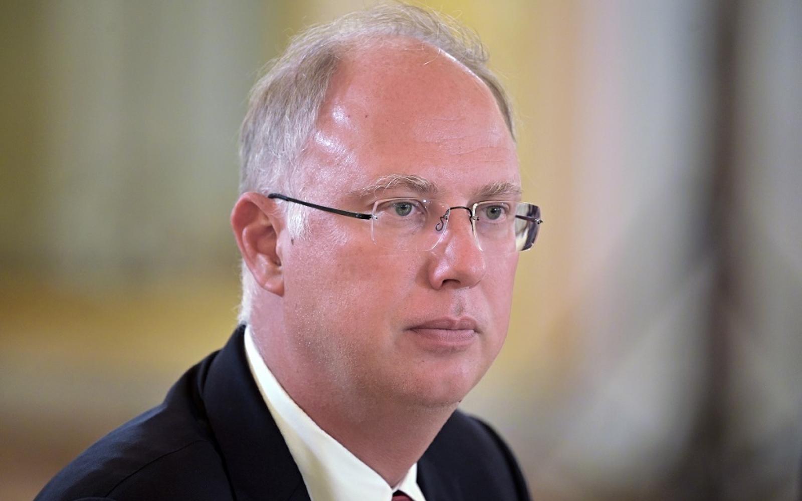 مسؤول روسي يصف تعليق صورة الأمير أندرو في اللوفر بأنه بداية أفول التاج البريطاني