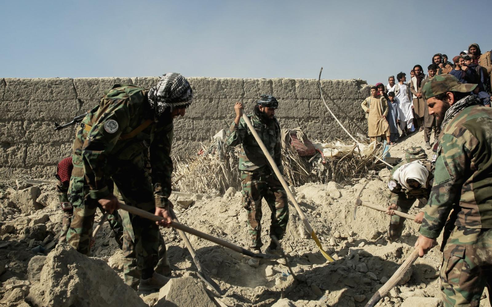 تصاعد التوتر بين كابل وإسلام آباد: هل تنزلق أفغانستان وباكستان نحو صراع عسكري أوسع؟