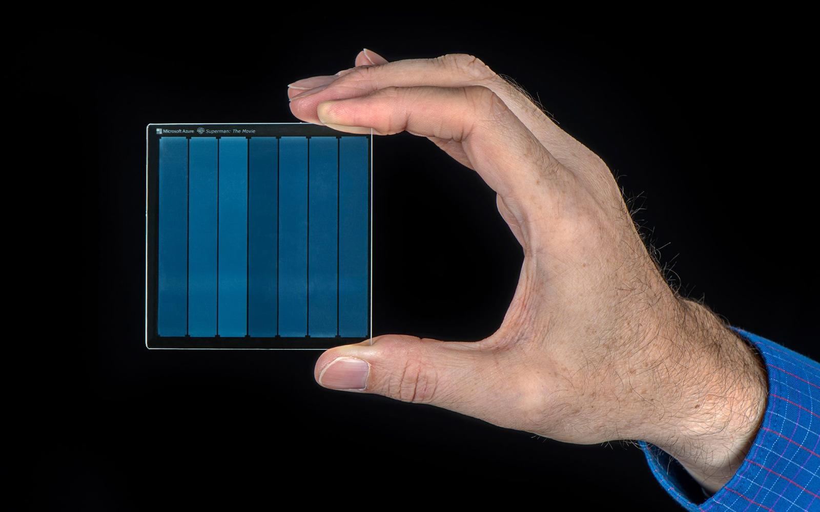 مايكروسوفت تبتكر تقنية تخزين ثورية: بيانات تدوم 10 آلاف عام باستخدام الزجاج