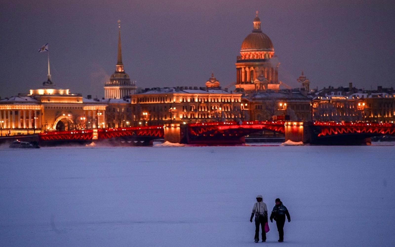"روسكوسموس" تنشر صورة مذهلة لسانت بطرسبرغ من الفضاء: مدينة الأضواء والوهج القطبي