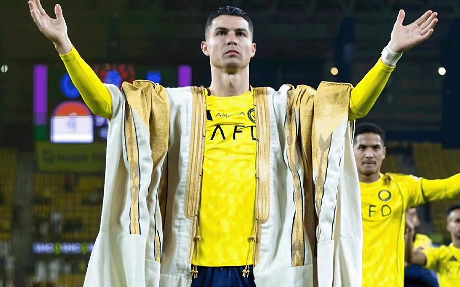 رونالدو يتألق ببشت "المعلمي" الحساوي: إطلالة ملكية تجسد التراث السعودي في يوم التأسيس