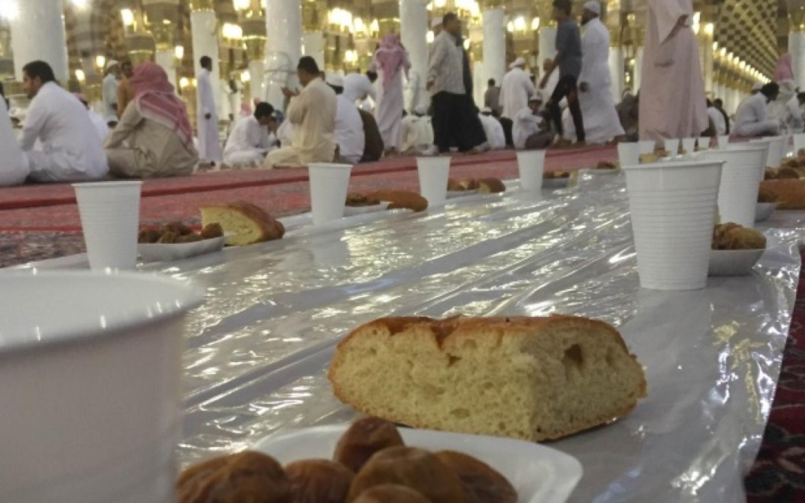 "مائدة المدينة المنورة": تجسيد حي لكرم الضيافة الإسلامية ووحدة المسلمين في شهر رمضان