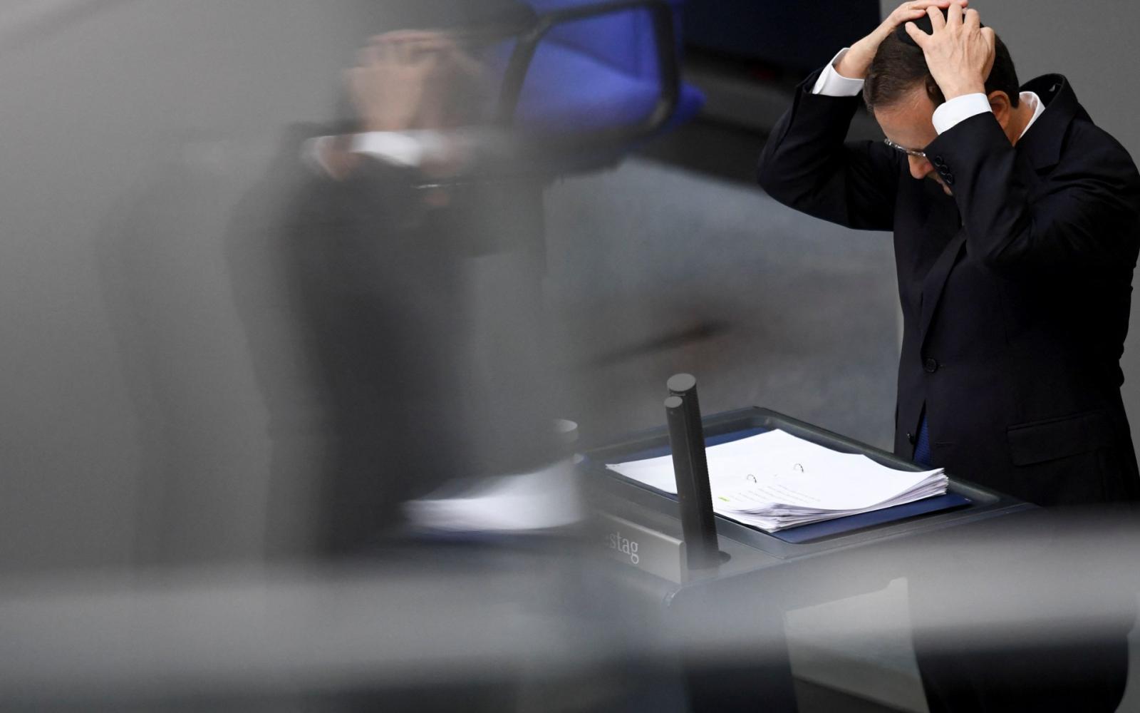 هآرتس: فضائح إسرائيل تتوالى وتضرب مفاصل الدولة، من الرئاسة إلى أقصى اليمين