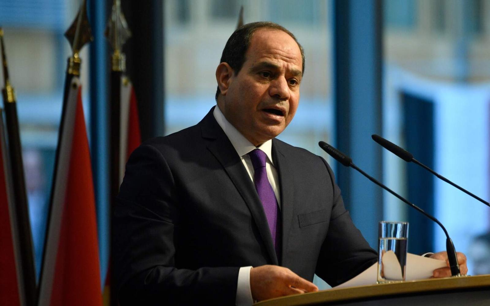 السيسي يعين وزير الدفاع السابق مساعداً له ويكرمه بمنحه نوط الجمهورية من الطبقة الأولى