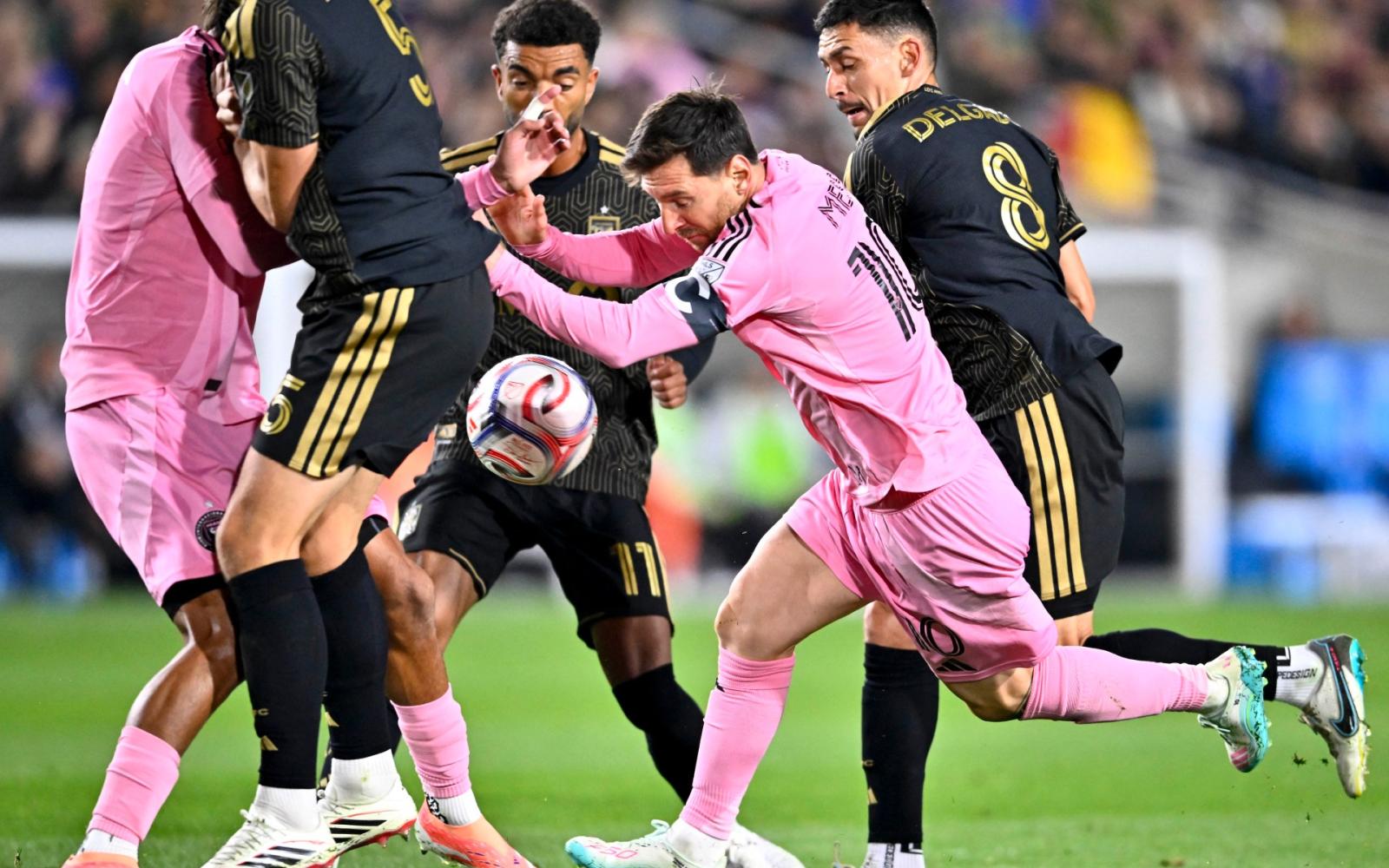 رابطة الدوري الأمريكي تبرئ ميسي بعد واقعة "التهجم" على الحكام في مباراة إنتر ميامي