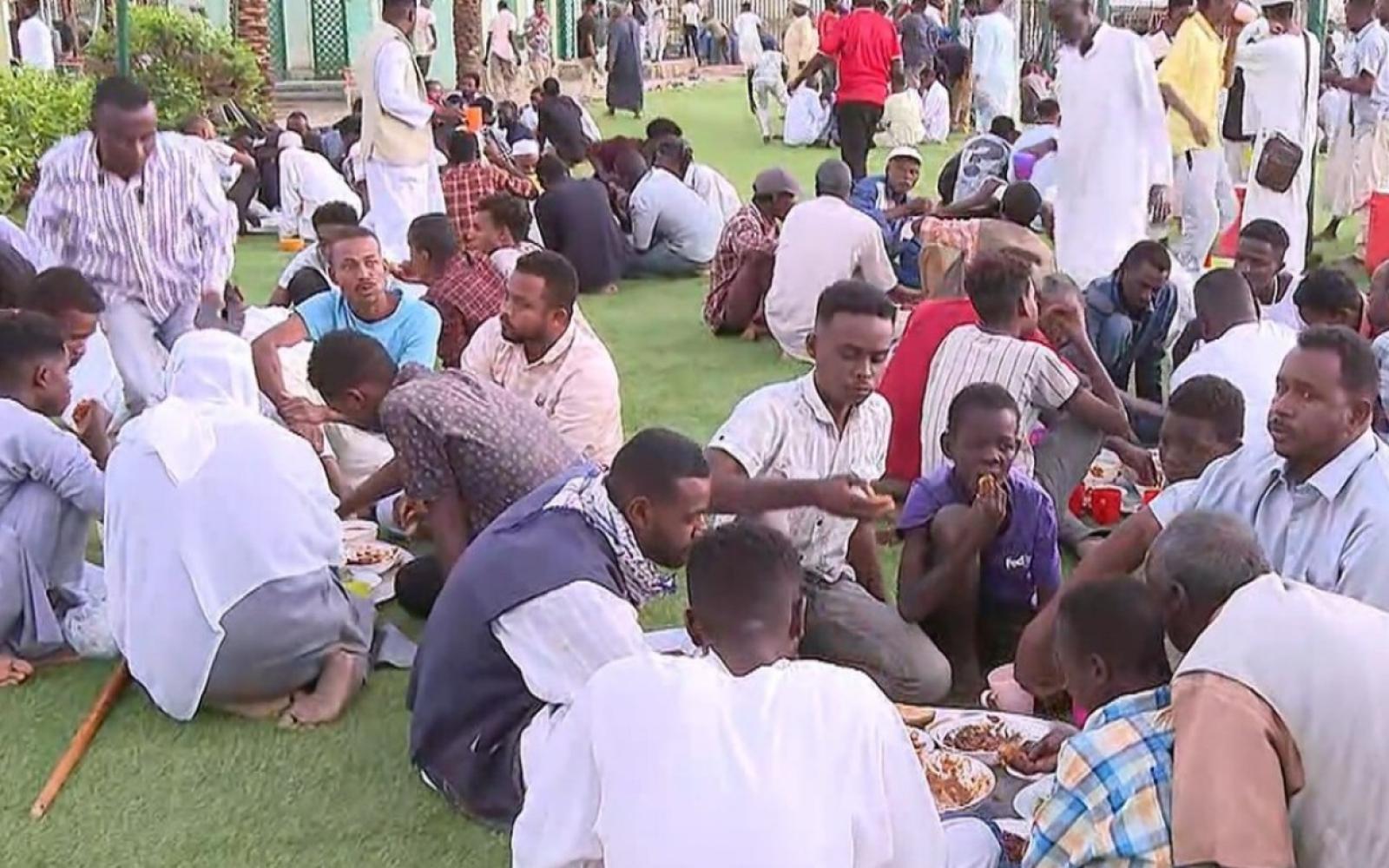 "الحلو مر" يعيد البهجة إلى شوارع الخرطوم: أول إفطار جماعي يجمع السودانيين بعد الحرب