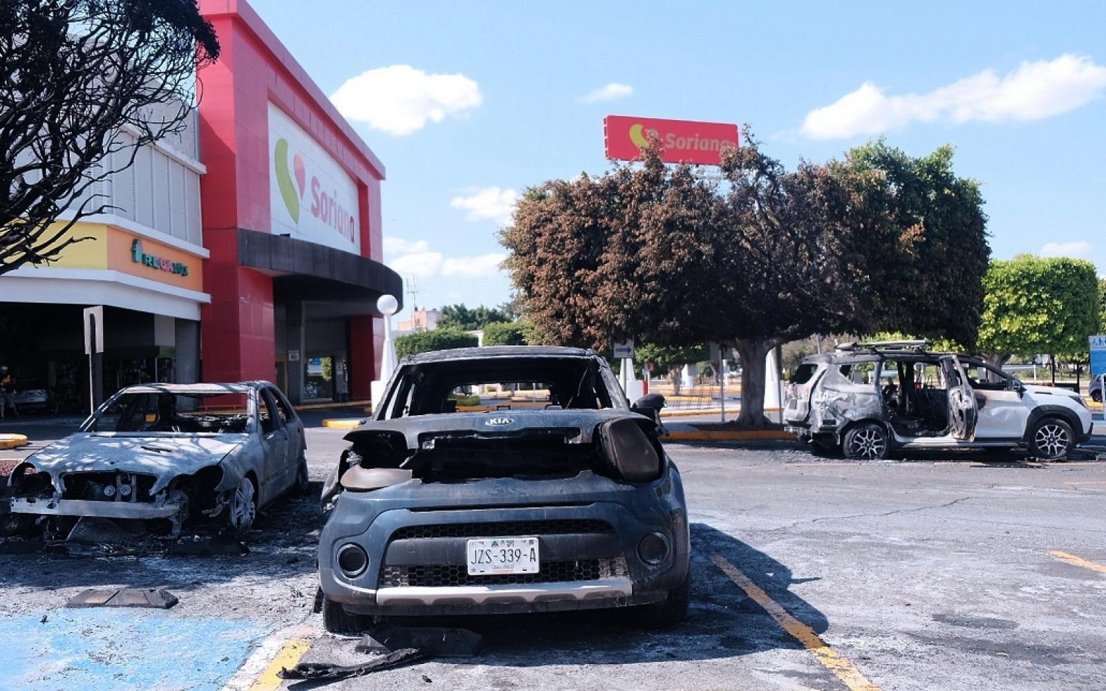 اشتباكات مسلحة وحرائق متعمدة: اضطرابات واسعة النطاق تشل مدن سياحية مكسيكية بعد اغتيال زعيم عصابة