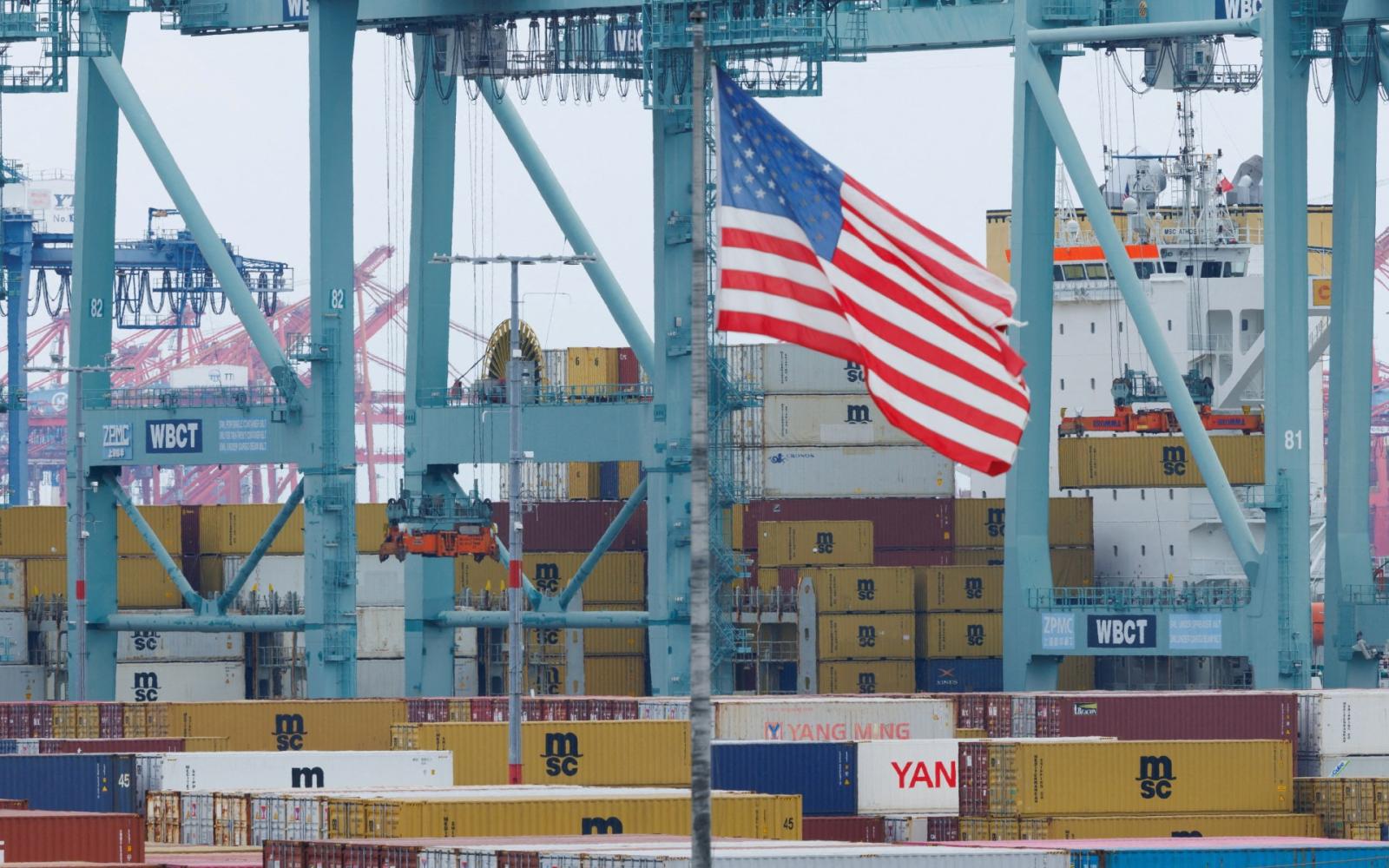 الجمارك الأمريكية توقف رسوم ترمب بعد قرار المحكمة العليا: تغييرات اقتصادية وشيكة