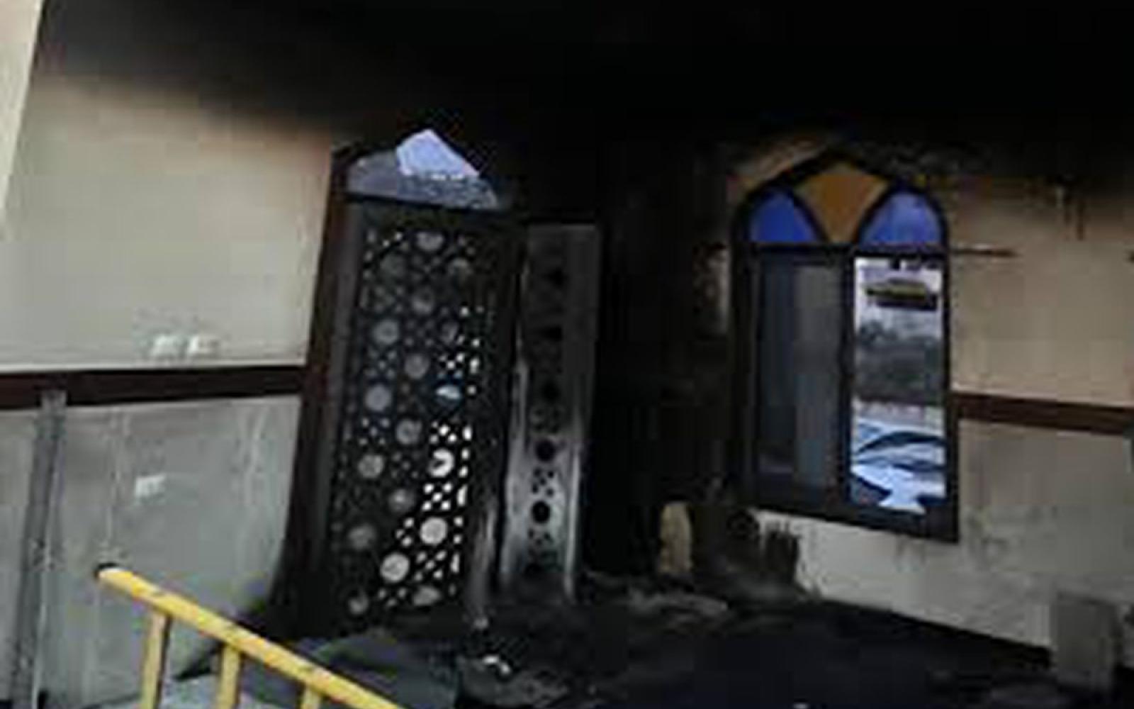 مستوطنون يحرقون مسجداً في نابلس ويكتبون شعارات عنصرية.. إدانات واسعة تتصاعد