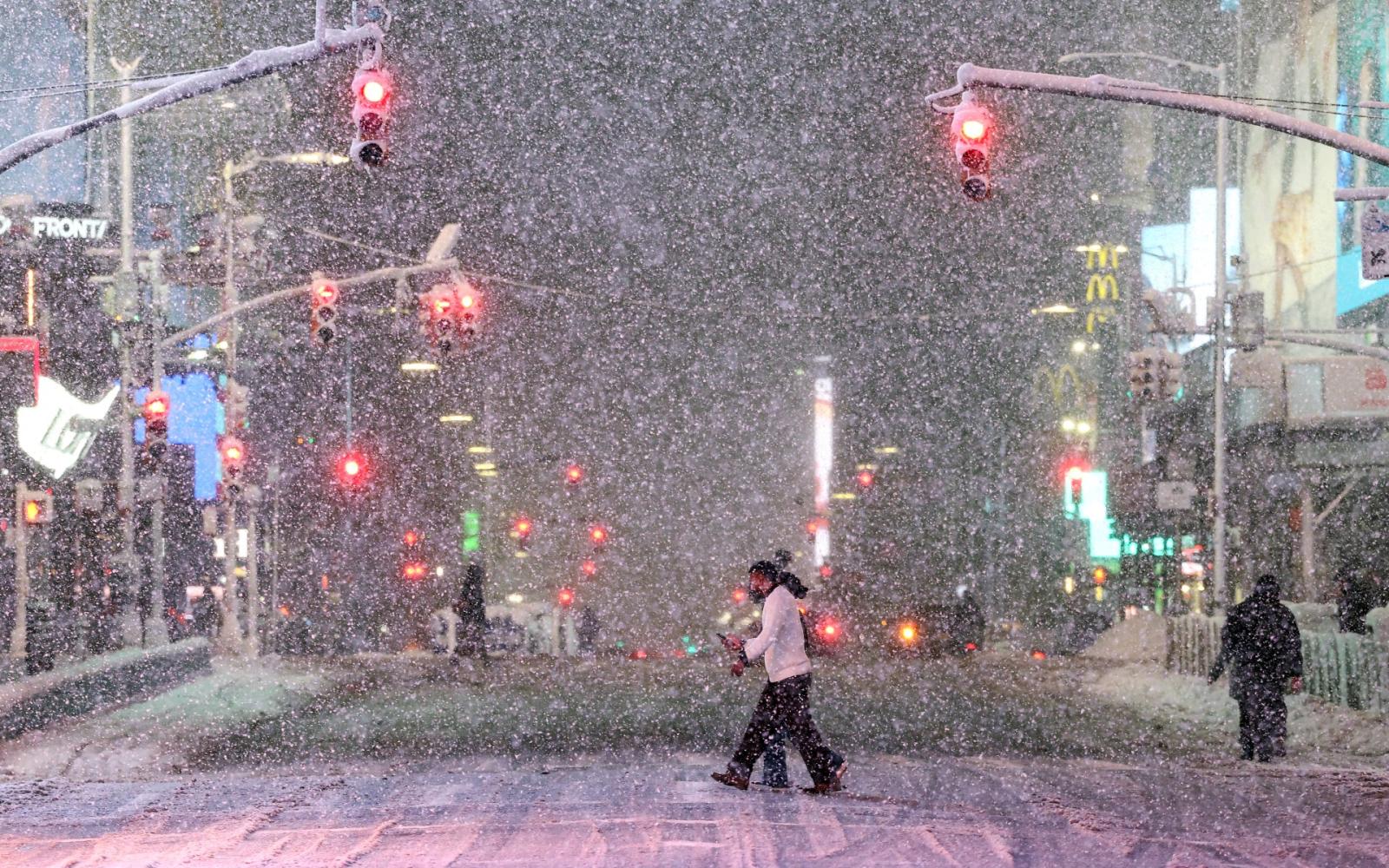 عاصفة ثلجية تاريخية تعطل الحياة في ولايات أمريكية وتعلن حالة الطوارئ