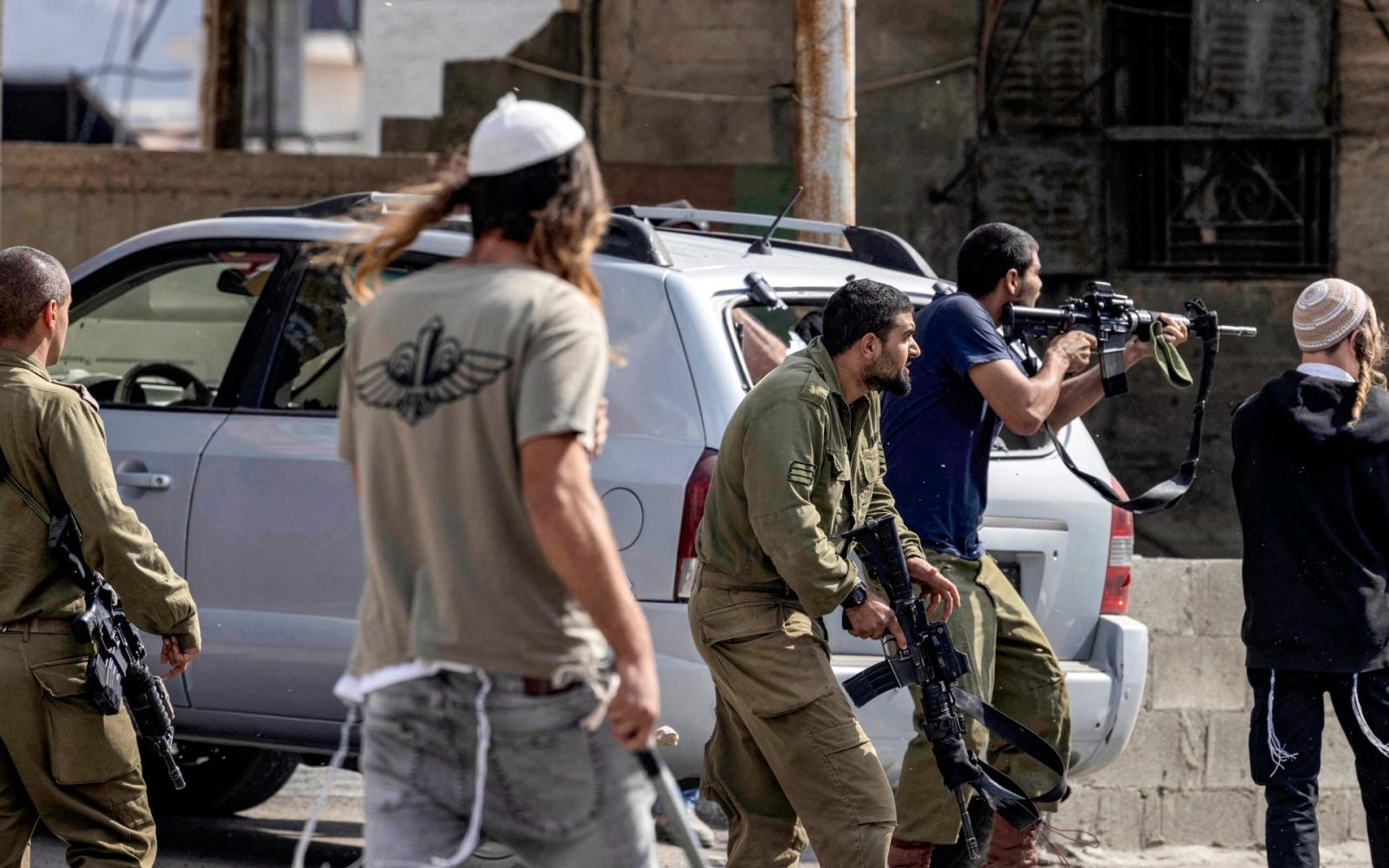 الاحتلال شريك للمستوطنين في جرائمهم: اعتداءات متصاعدة بحق الفلسطينيين في الضفة