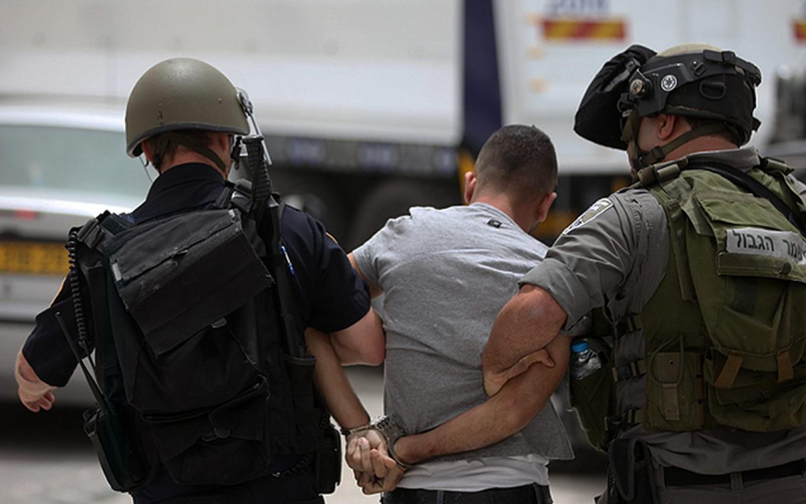 الاحتلال يعتقل ثلاثة شبان من تقوع جنوب بيت لحم بعد مداهمة منازلهم فجر اليوم