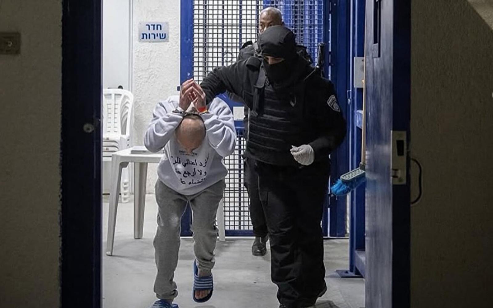 سجون الاحتلال تحول الأسرى الفلسطينيين إلى مادة استعراضية: بين الإذلال والإعدام