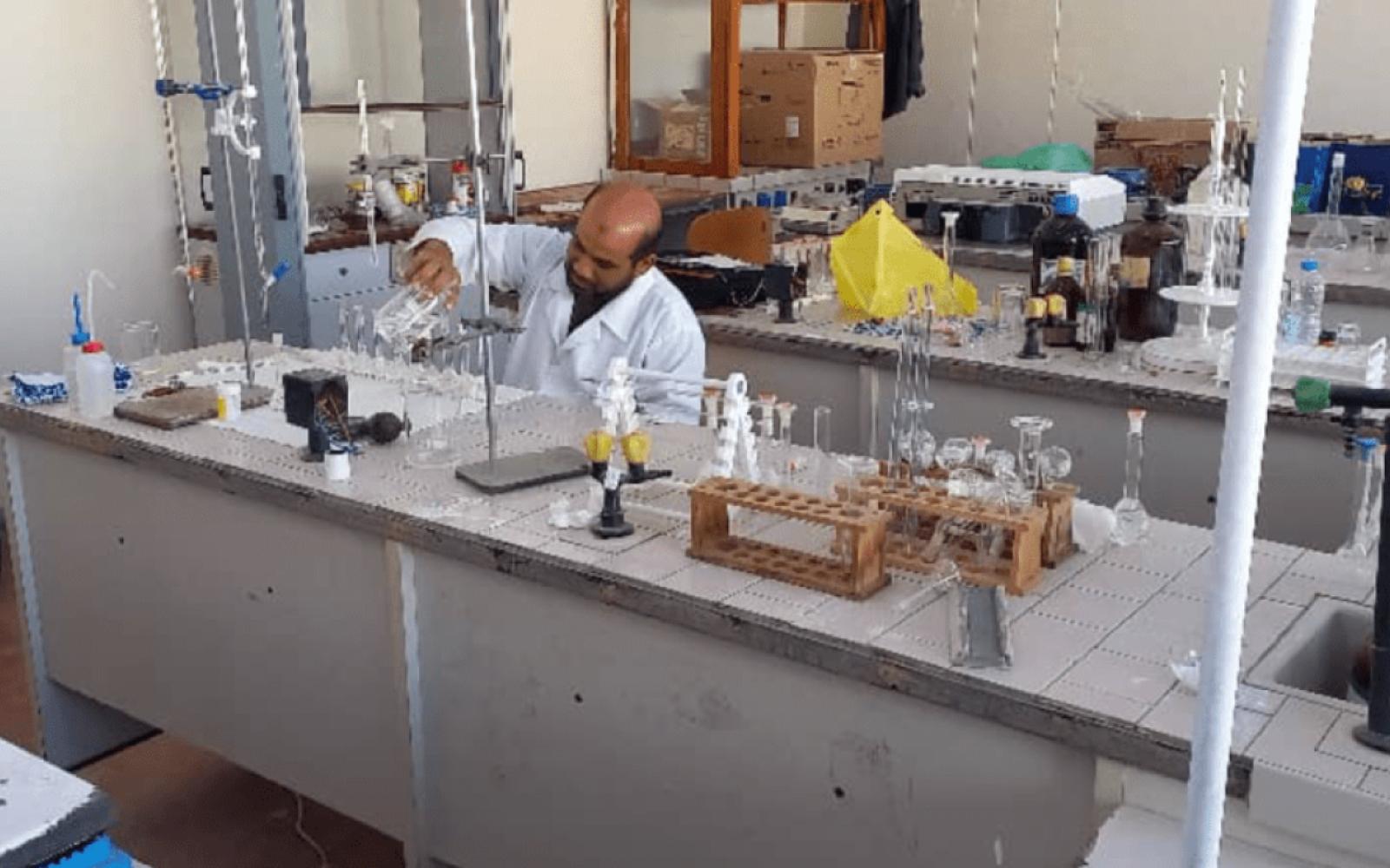 باحث ليبي يحقق إنجازاً تاريخياً: أول دكتوراه كيمياء تُمنح من جامعة ليبية