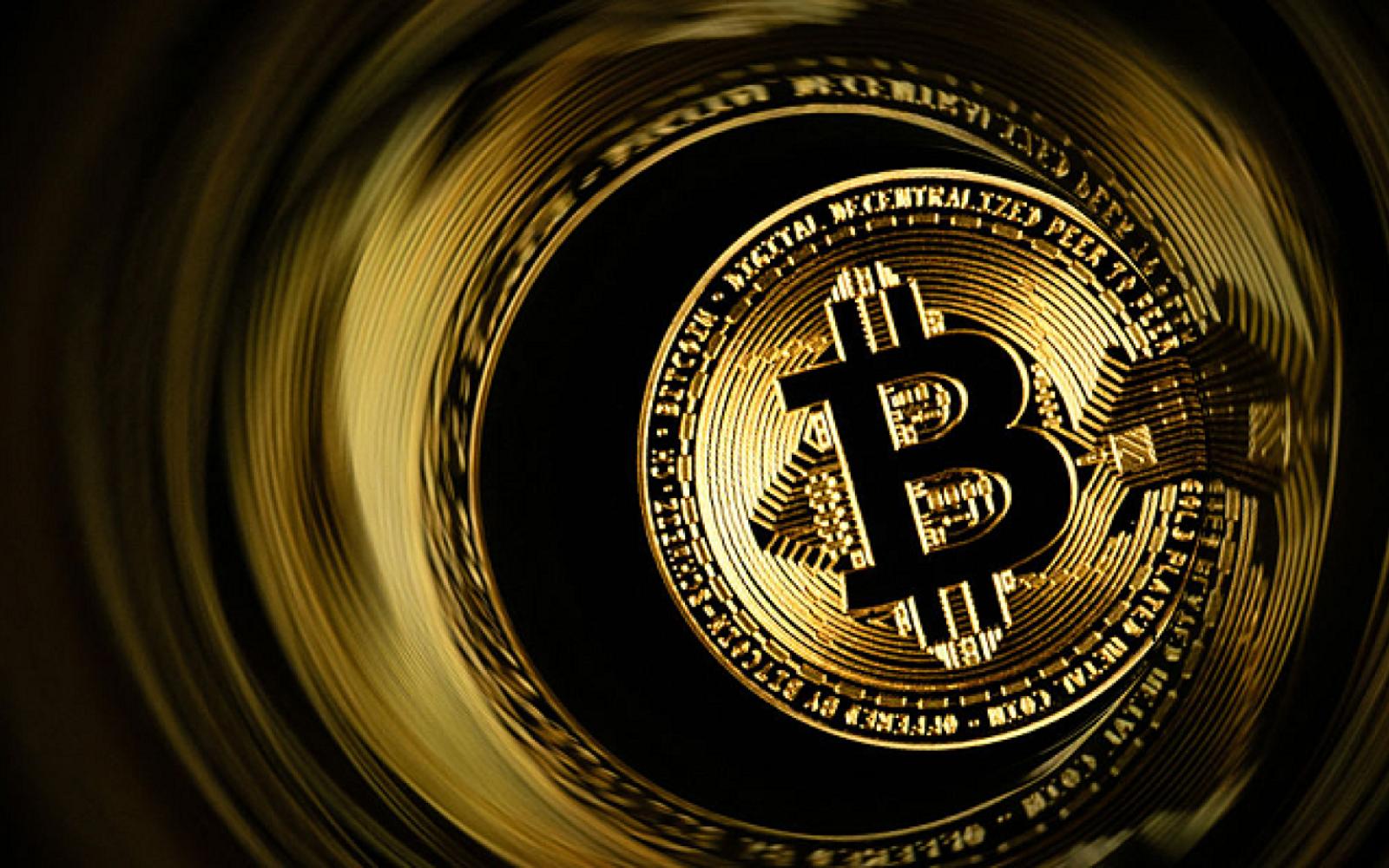 بتكوين تهبط دون 65 ألف دولار مع تصاعد القلق بشأن الرسوم الأميركية وغموض الأسواق