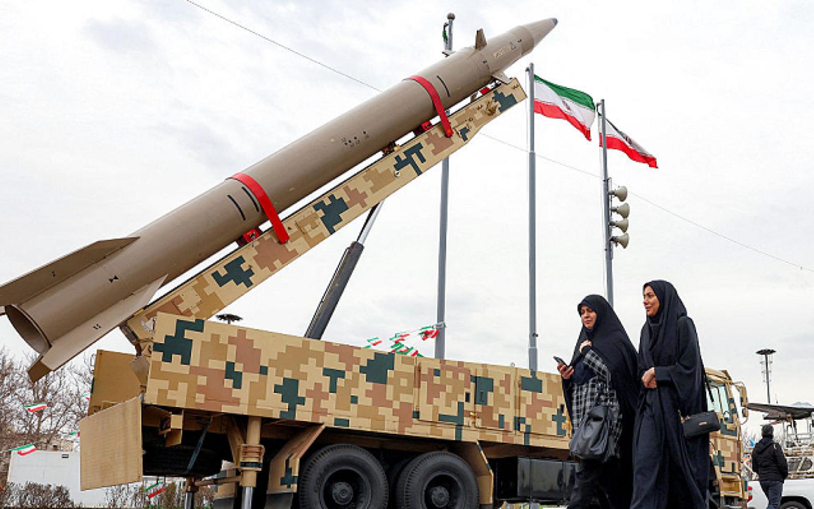 توترات إقليمية تتصاعد: وصول حاملة أمريكية وإجلاء دبلوماسيين و تحركات إيرانية مكثفة